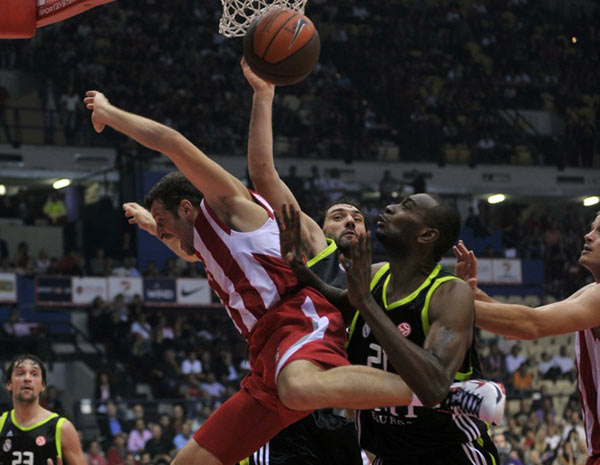 AC米兰在意大利杯负于拉齐奥，终结13场不败，放弃杯赛以专注意甲，凸显战略调整。（AC米兰意杯不敌拉齐奥，13场不败告终，弃杯专攻意甲显战略转向）