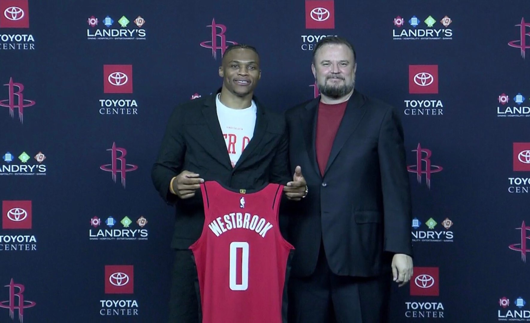 记者：恩德里克1月租借去里昂，正筹备搬家但皇马告知先等等（记者：恩德里克预计1月租借赴里昂，已准备搬家但被皇马要求等待）