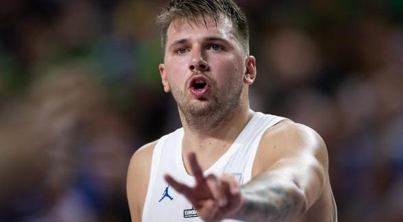 暂停关闭皮斯胡安球场，塞维利亚足球俱乐部坚决反对不公平处罚（塞维利亚俱乐部强烈抗议不公惩罚，反对暂时关闭皮斯胡安球场）