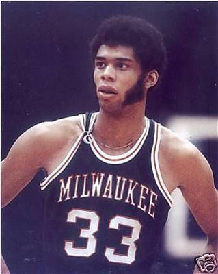 替补球员上场即改变比赛节奏（替补登场瞬间改写比赛节奏）