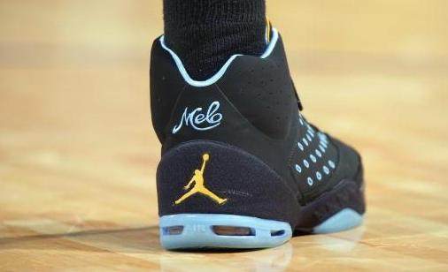 张本智和遇窘境：张本兄妹被国乒重创，夹在日本和中国球迷间受气（张本智和陷困局：兄妹遭国乒重击，夹在中日球迷之间饱受压力）